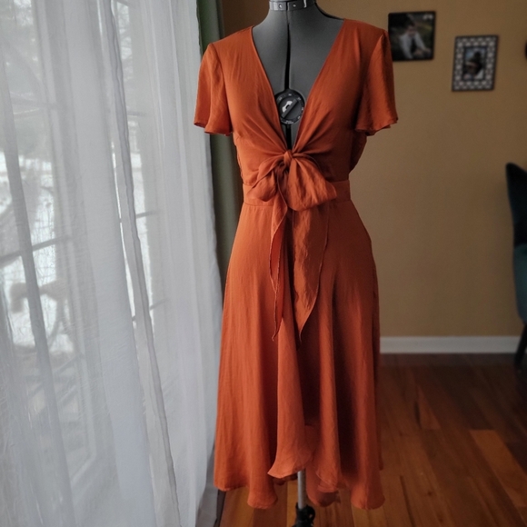 Petal & Pup Amanda Hi-Lo Tie Front Midi Dress - Rust/Terracotta Orange - US 6 - Picture 2 of 12